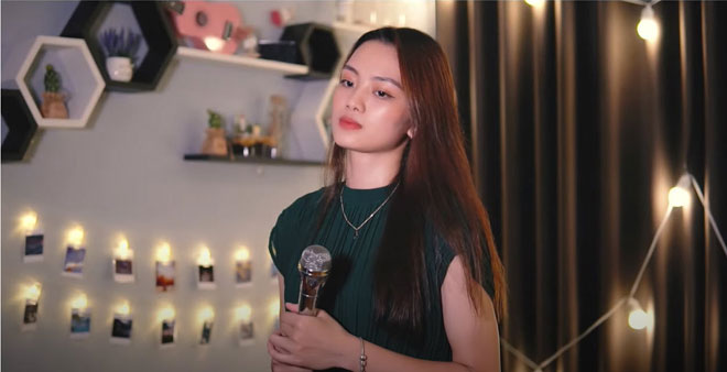 Thu Hoài thể hiện tài năng ca hát