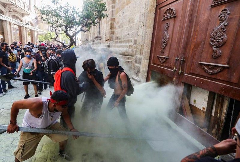 Người biểu tình đòi công lý&nbsp;cho&nbsp;Giovanni López&nbsp;tìm cách phá cửa vào dinh thống đốc bang&nbsp;Jalisco (Ảnh: Reuters)