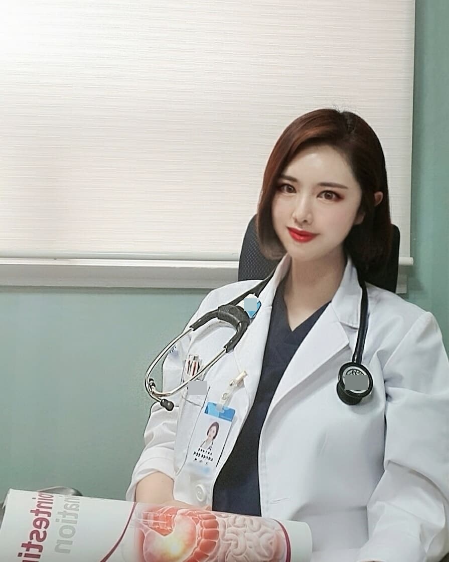 Nữ bác sĩ Hàn Quốc bất ngờ được chú ý vì sở hữu ngoại hình xinh đẹp cùng vóc dáng chuẩn.