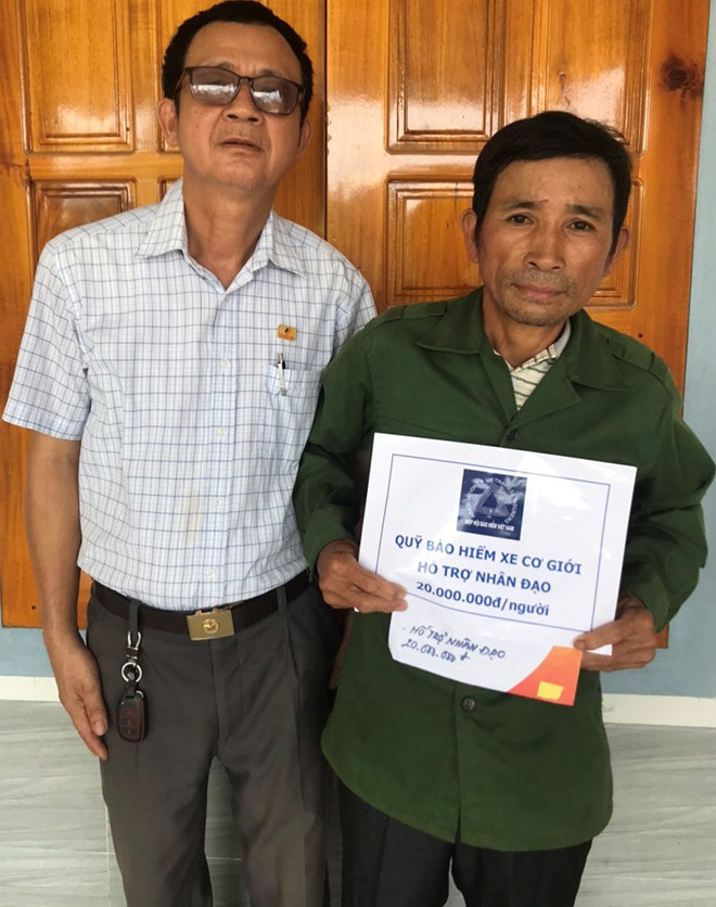 Buổi trao hỗ trợ nhân đạo có sự chứng kiến của Chính quyền địa phương xã Nghĩa Bình, huyện Tân Kỳ, đại diện của doanh nghiệp bảo hiểm địa phường và người nhà nạn nhân.