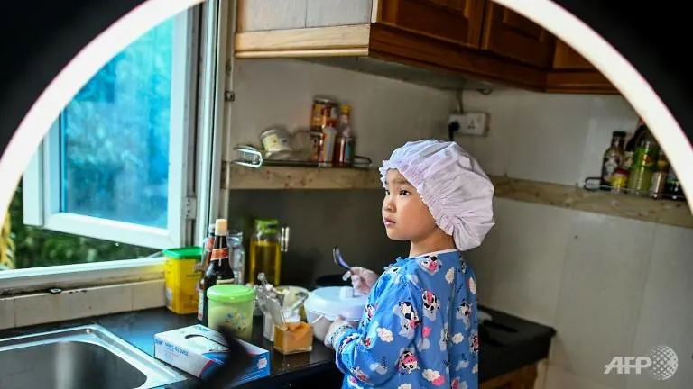 Hình ảnh cô bé 8 tuổi mặc đồ ngủ nấu ăn nổi tiếng khắp đất nước Myanmar (Nguồn: CNA)