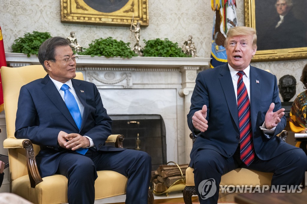 Tổng thống Mỹ Donald Trump và người đồng cấp Hàn Quốc – ông Moon Jae In – trong một cuộc gặp (ảnh: Yonhap)