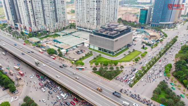 Lô "đất vàng" rộng 8000m2 nằm ngay giữa đường Phạm Hùng giao với đường Dương Đình Nghệ thuộc quận Nam Từ Liêm (Hà Nội) trước đó được giao cho Liên minh Hợp tác xã Việt Nam nhưng lại cho thuê làm showroom ô tô trái quy định đã diễn ra từ tháng 4/2019.