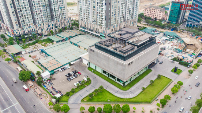 Showroom ô tô và các kiot và nhà xưởng trên khu đất rộng 8000m2 sai quy định.