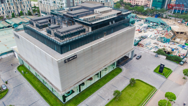 Mới đây UBND TP. Hà Nội vừa tổ chức cuộc họp với các bên liên quan để thực hiện chỉ đạo của Phó Thủ tướng thường trực Trương Hòa Bình liên quan đến việc thu hồi khoảng 8.000 m2 đất mặt đường Phạm Hùng, Dương Đình Nghệ (quận Nam Từ Liêm) đang được cho thuê làm showroom ôtô trái quy định trong tháng 6 này.