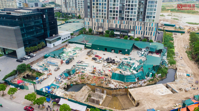Sáng 6/6, thông tin với Người Đưa Tin Pháp Luật, ông Nguyễn Huy Cường - Phó Chủ tịch UBND quận Nam Từ Liêm cho biết, quận đã tổ chức cưỡng chế cơ bản cũng đã hoàn thành rồi. Tuy nhiên, đơn vị ở đây xin thêm thời gian để di chuyển đồ đạc trong khu này đi nơi khác.
