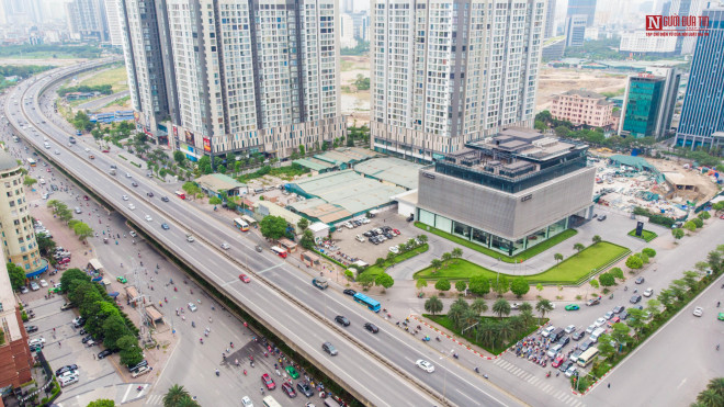 Khu đất vàng” này tiếp tục bị “biến tướng” khi thời gian qua hàng loạt kiốt, nhà xưởng không phép mọc lên. Với hành vi này, lực lượng chức năng UBND quận Nam Từ Liêm phạt vi phạm hành chính 30 triệu đồng và ra quyết định cưỡng chế các công trình sai phạm.