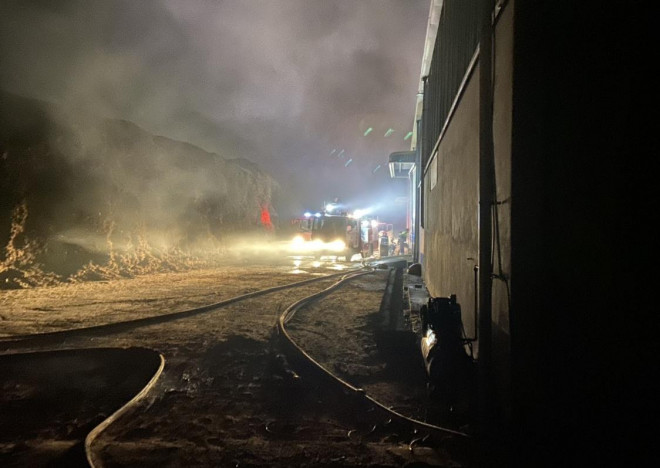 Đám cháy từ kho dịch vụ nhà tang lễ lan sang trung tâm tiệc cưới