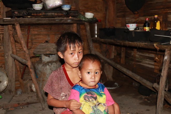 Em Giàng A Cháy (ngồi sau) và cháu của em - 2 nhân vật trong tấm hình ăn cơm với ve sầu gây xôn xao cộng đồng mạng