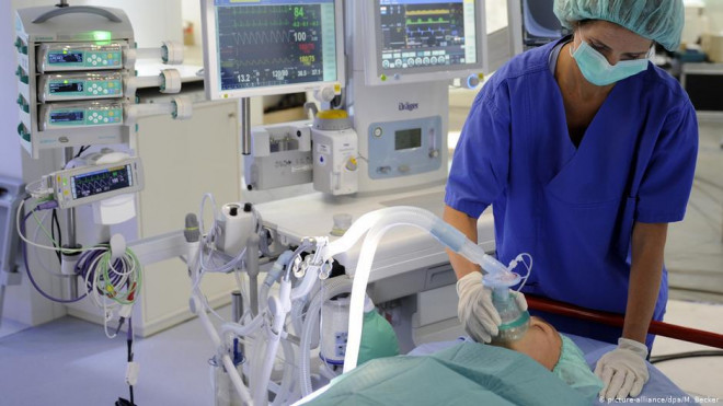 Nhiều bệnh nhân Covid-19 được cho dùng máy thở. Ảnh: DPA