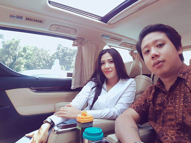 Thế nhưng cặp đôi này đã gặp một biến cố trong đời. Tháng 4 vừa qua, Pablo Benua và Rey Utami bị kết án tù vì đăng clip phỏng vấn với một vị khách mời nổi tiếng. Trong clip, vị khách mờinày đưa ra những lời lăng bôi nhọ vợ cũ là Fairuz A Rafiq.
