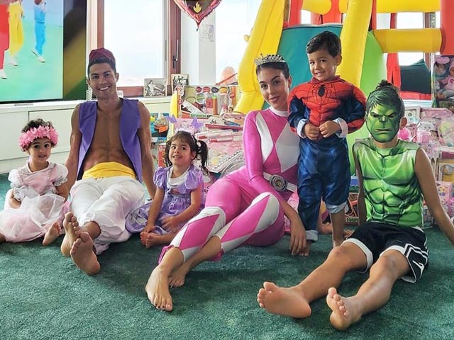 Bóng đá - "Tỷ phú USD" Ronaldo gây sốt với hình ảnh mới, triệu fan thích thú