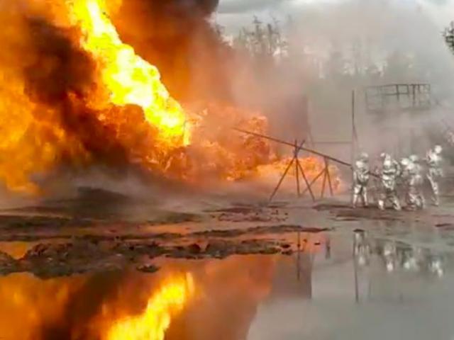 Thế giới - Cháy cao 15m dữ dội ở giếng dầu, Nga đưa pháo chống tăng đến dập