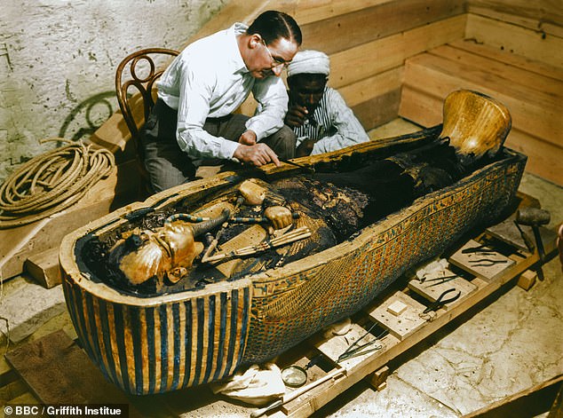 Các nhà khảo cổ Anh mở quan tài vàng chứa thi hài Pharaoh Ai Cập năm 1925.