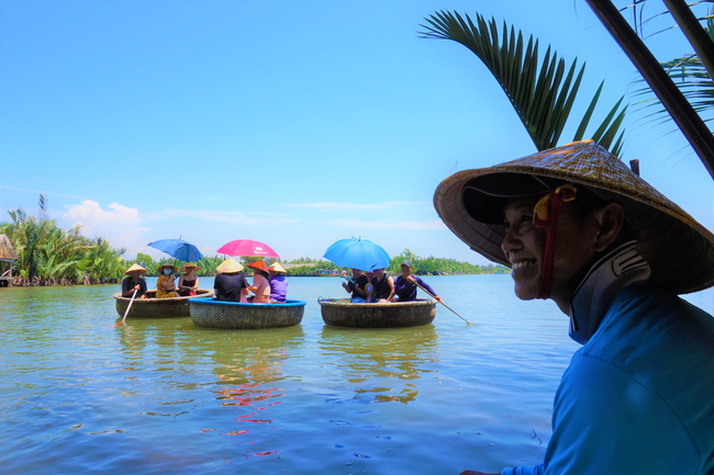 Từng là điểm du lịch tự phát, rừng dừa Bảy Mẫu được chính quyền quy hoạch lại và quản lý theo hộ kinh doanh. Nhờ đó, các hoạt động du lịch cộng đồng có trật tự và liên kết hơn, thể hiện được văn hóa và nếp sống của người dân làng chài Cẩm Thanh.