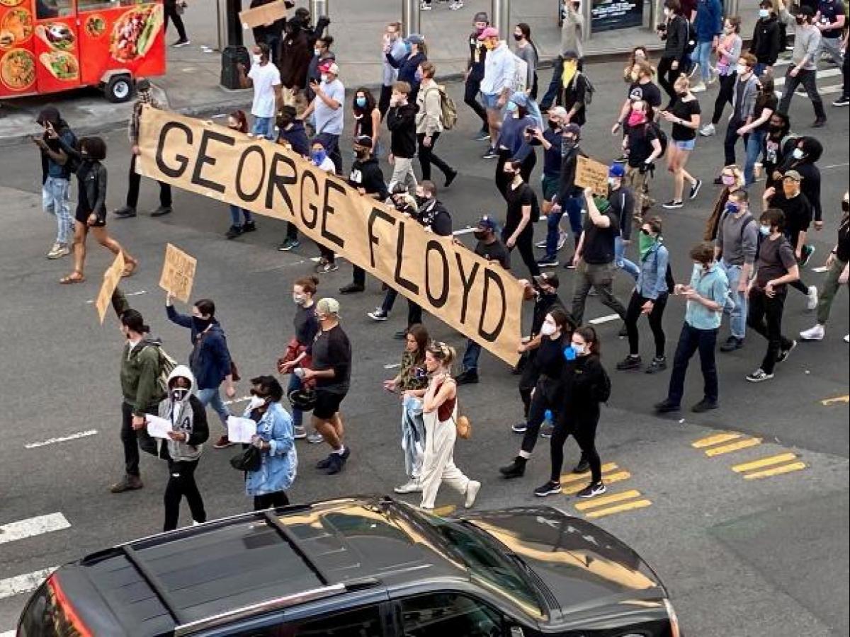 Biểu tình ở Mỹ đòi công lý cho người đàn ông da đen bị cảnh sát đè cổ chết (ảnh: Reuters)