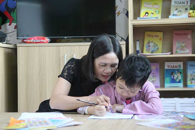 Cô Nghi hướng dẫn các em tô từng nét vẽ.