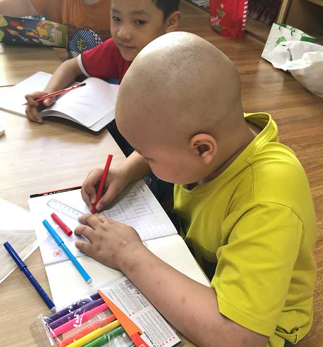 Việc đến lớp với các em ở bệnh viện K là một điều hạnh phúc.