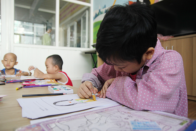 Em An Bảo Thúy nắn nót vẽ từng nét lên bức tranh.