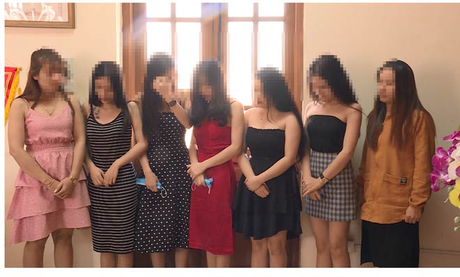 Các đối tượng tham gia "tiệc thác loạn" tại trụ sở công an.