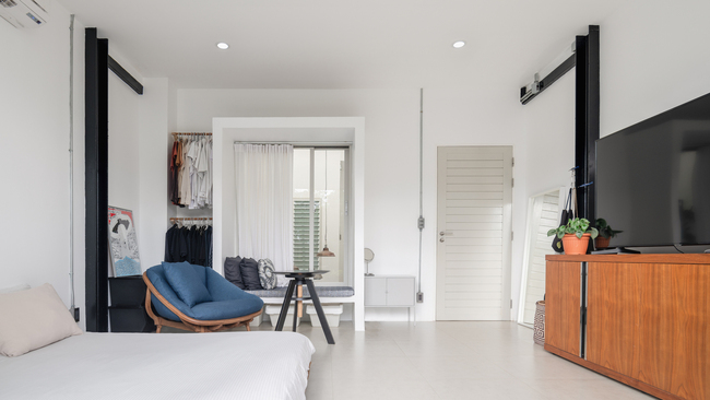 Mọi chi tiết phòng ngủ đều được tối giản hóa, vừa tiết kiệm chi phí vừa tạo cảm giác ngăn lắm cho một không gian xây dựng khá nhỏ

