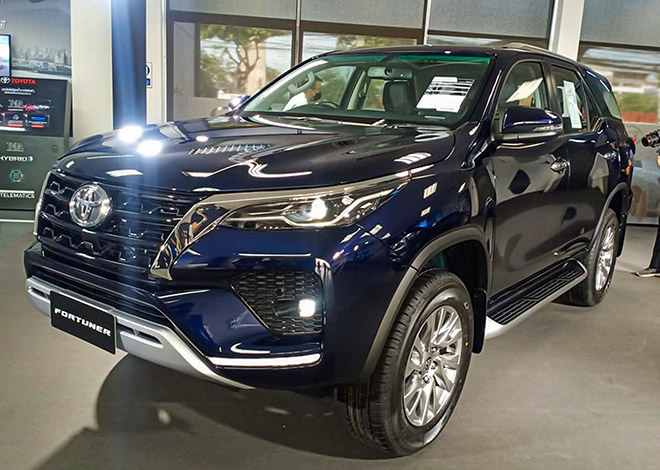 Ảnh thực tế xe SUV Toyota Fortuner bản máy dầu 2021 tại đại lý ở Thái Lan - 1