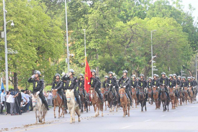 Đoàn CSCĐ Kỵ binh diễu binh trước tòa nhà Quốc hội sáng 8-6