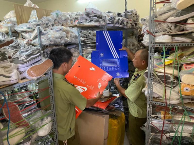 Chủ cơ sở khai nhận đã mua trôi nổi giày dép các loại do Việt Nam và nước ngoài sản xuất, không có hóa đơn chứng minh nguồn gốc. Ảnh: BCT