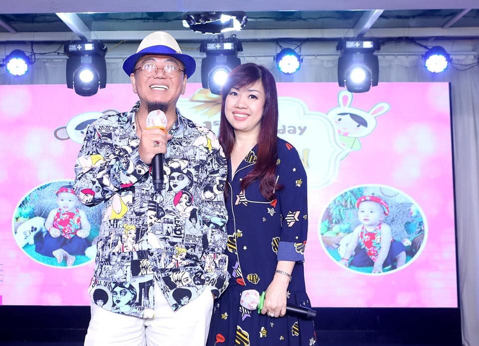 Hồng Tơ dự và hát tại một buổi tiệc