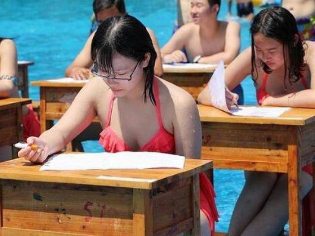 Thời trang - Những pha diện áo bơi gây tranh cãi dữ dội