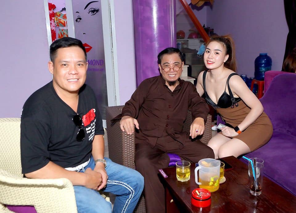 Anh vui vẻ chụp ảnh với khán giả