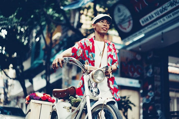 Chàng trai trẻ bỏ việc văn phòng khởi nghiệp với xe cổ, hoa giấy nghệ thuật dạo phố Sài Gòn - 4