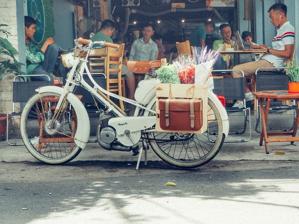 Chàng trai trẻ bỏ việc văn phòng khởi nghiệp với xe cổ, hoa giấy nghệ thuật dạo phố Sài Gòn - 5