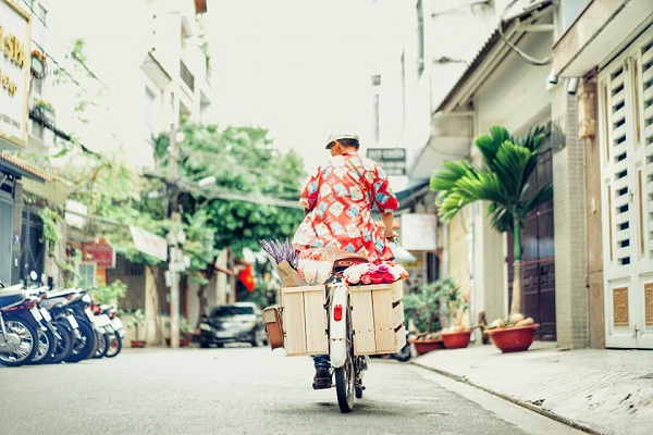 Chàng trai trẻ bỏ việc văn phòng khởi nghiệp với xe cổ, hoa giấy nghệ thuật dạo phố Sài Gòn - 6
