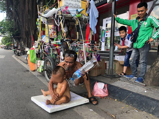  Ông Toàn tắm cho cháu bé ngay ven đường.