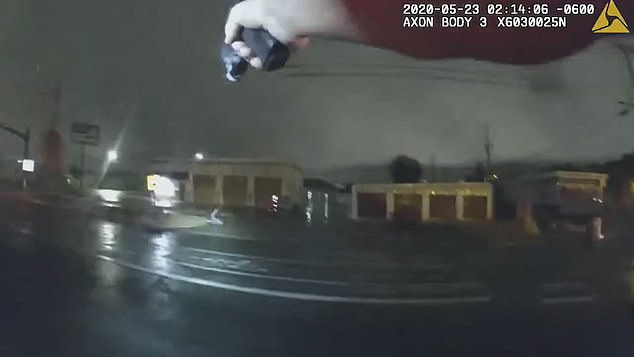 Palacios nhiều lần vấp ngã trong lúc bỏ chạy vì bị cảnh sát Mỹ đuổi theo. Ảnh cắt từ video