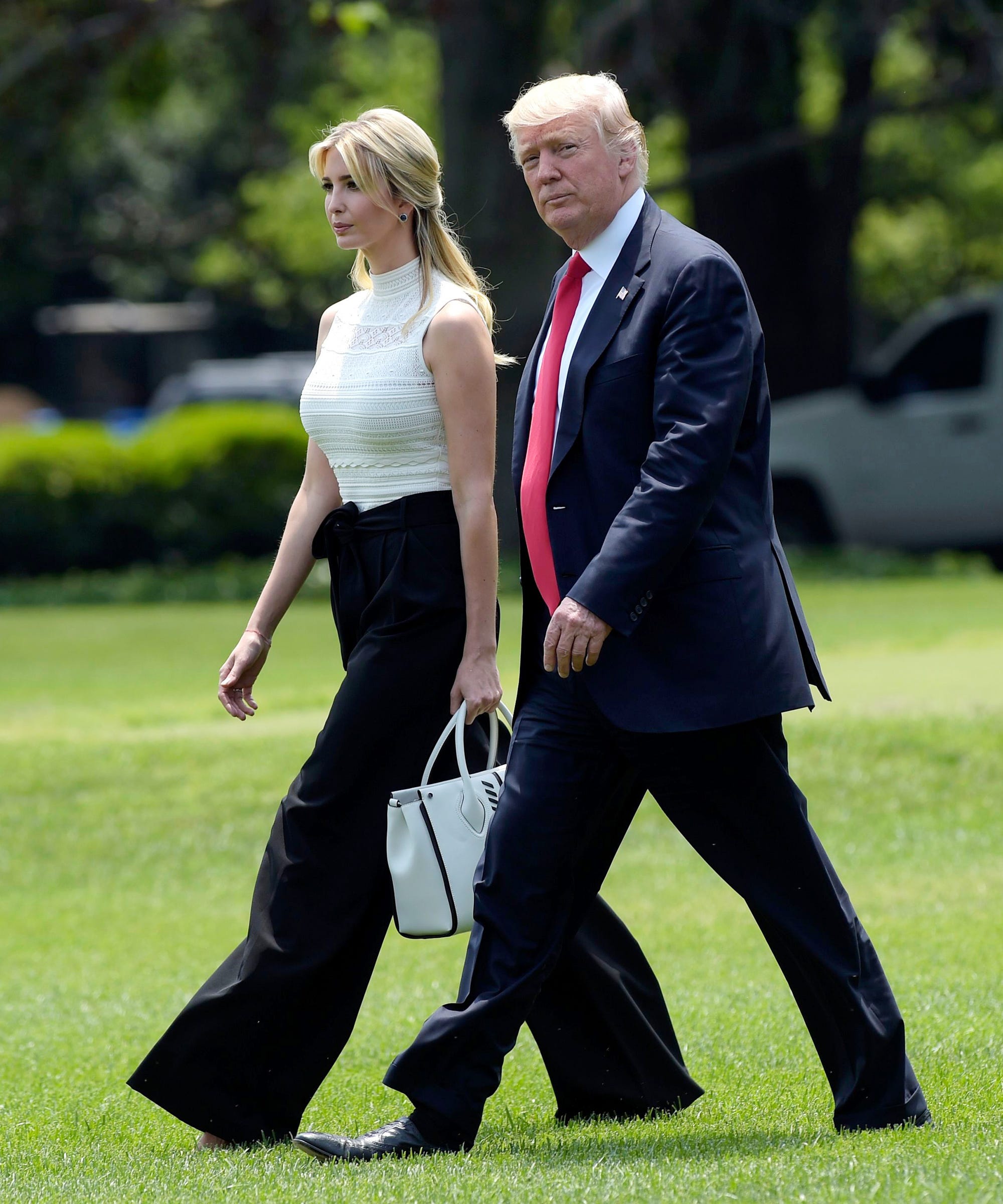 Ái nữ tổng thống Trump nhiều lần mắc lỗi rõ mồn một với áo sơ mi vì vòng 1 đầy đặn - 2