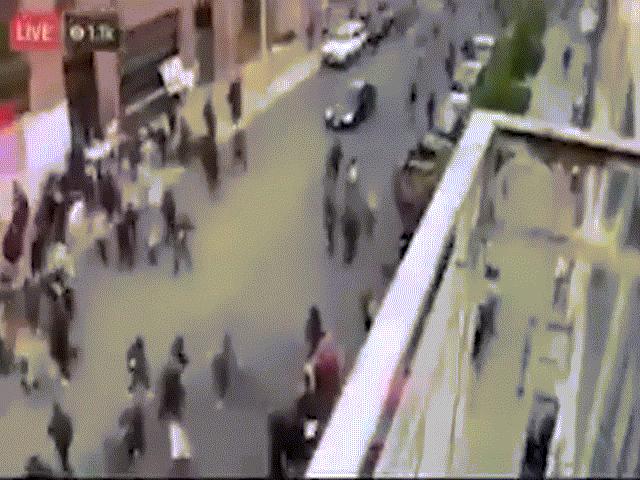 Thế giới - Mỹ: Hãi hùng người đàn ông lao xe vào dòng người biểu tình rồi nổ súng