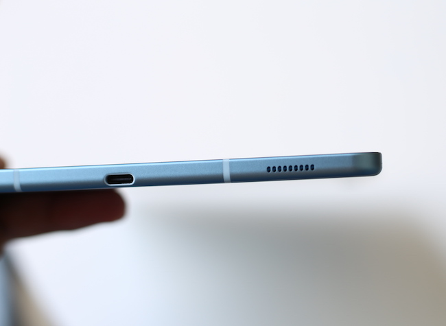 Galaxy Tab S6 Lite tích hợp công nghệ loa âm thanh vòm Dolby Atmos 3D được tinh chỉnh bởi AKG.
