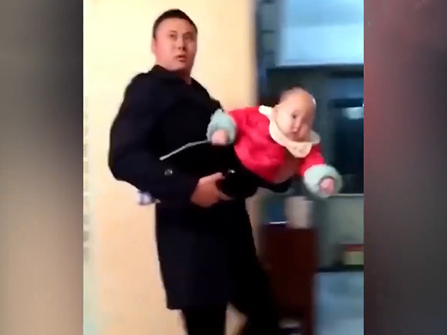 Video Clip Cười - Khi mẹ vắng nhà và các ông bố nhận nhiệm vụ trông con