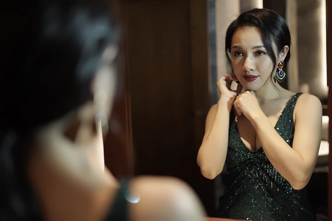 Hình ảnh gợi cảm, trang điểm đậm khi làm mẫu của BTV Hoài Anh cũng mang đến một bất ngờ khác cho những người đã theo dõi cô cả chặng đường dài.
