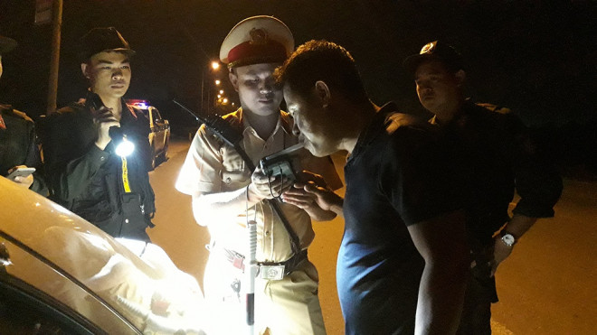 CSGT Đội 1.46 kiểm tra nồng độ cồn người điều khiển phương tiện trên QL46