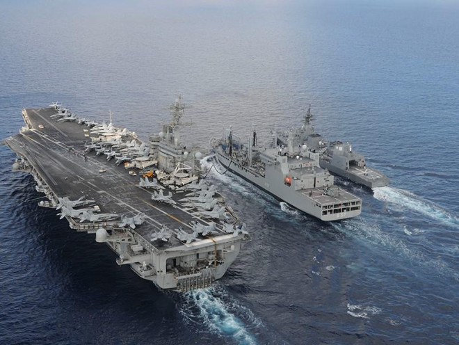 Hải quân Mỹ và Nhật Bản tập trận chung trên Biển Đông vào tháng 9-2015. Ảnh: REUTERS