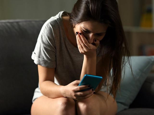 3 lý do tại sao vợ không nên nhìn trộm điện thoại của chồng