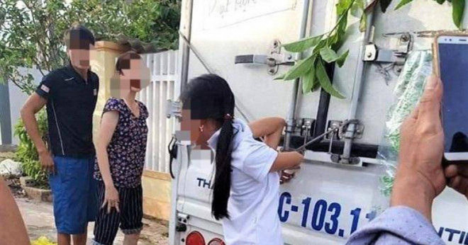 Hình ảnh bé gái bị trói tay vào xe tải bêu ngoài đường vì trộm tiền. Ảnh FB