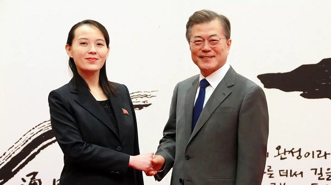 Bà Kim Yo Jong bắt tay với Tổng thống Hàn Quốc Moon Jae In năm 2018.
