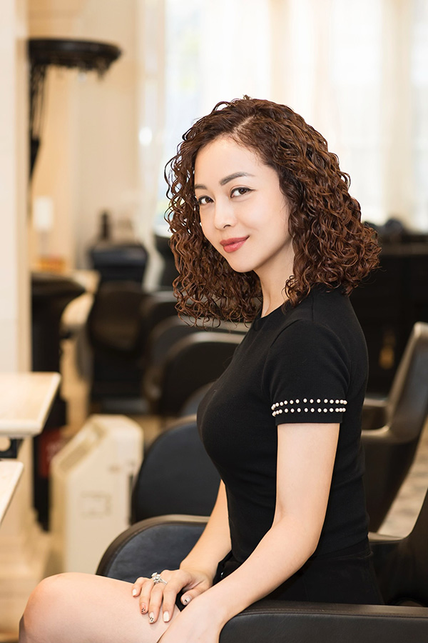 Hair Artist Minh Phương: Với nhiều năm kinh nghiệm làm tóc, cô nàng Minh Phương là một nghệ nhân trong việc tạo nên những kiểu tóc đẹp nhất cho khách hàng. Nếu bạn đang muốn tìm kiếm một người chuyên nghiệp để chăm sóc cho mái tóc của mình, hãy xem hình ảnh của cô ấy.