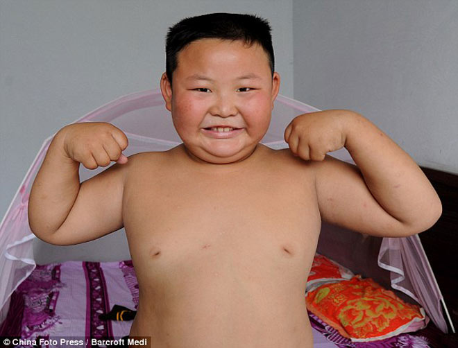 "Thần lực kungfu" Trung Quốc 7 tuổi nặng 50kg