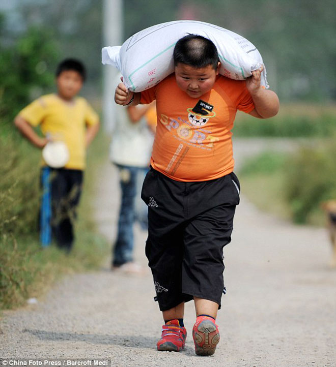 Chuyện gánh vác với cậu bé này là điều quá đỗi dễ dàng