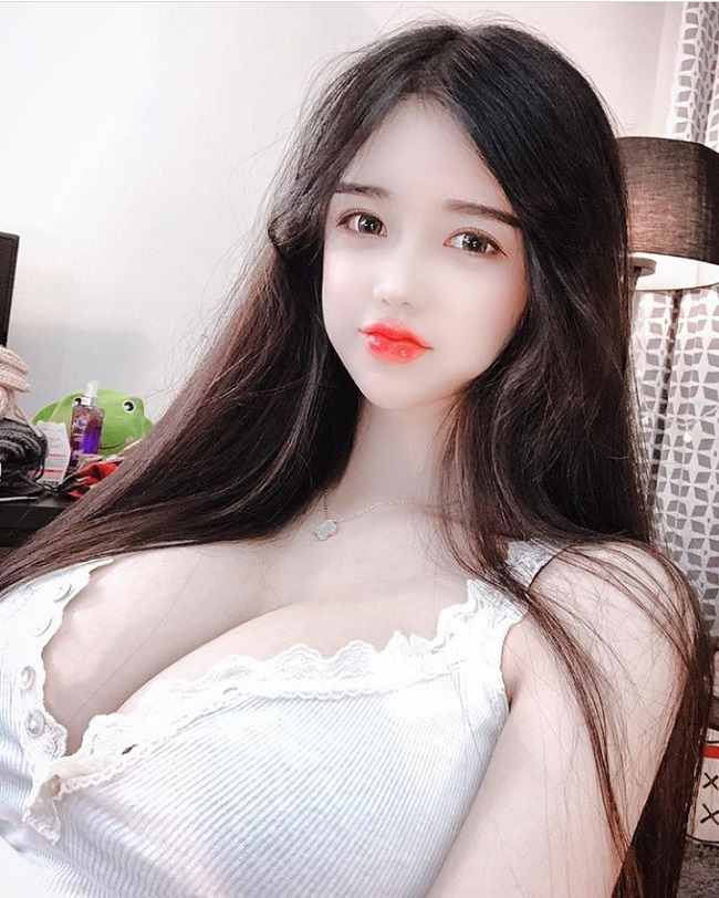Vẻ đẹp lệch chuẩn khi có thân trên 'khổng lồ' của con gái Hàn cũng 'gây bão' mạng xã hội. Lee Soo Bin là một trong số đó. Cô nổi tiếng trên mạng xã hội Hàn Quốc với đường cong hình thể khó tin. 
